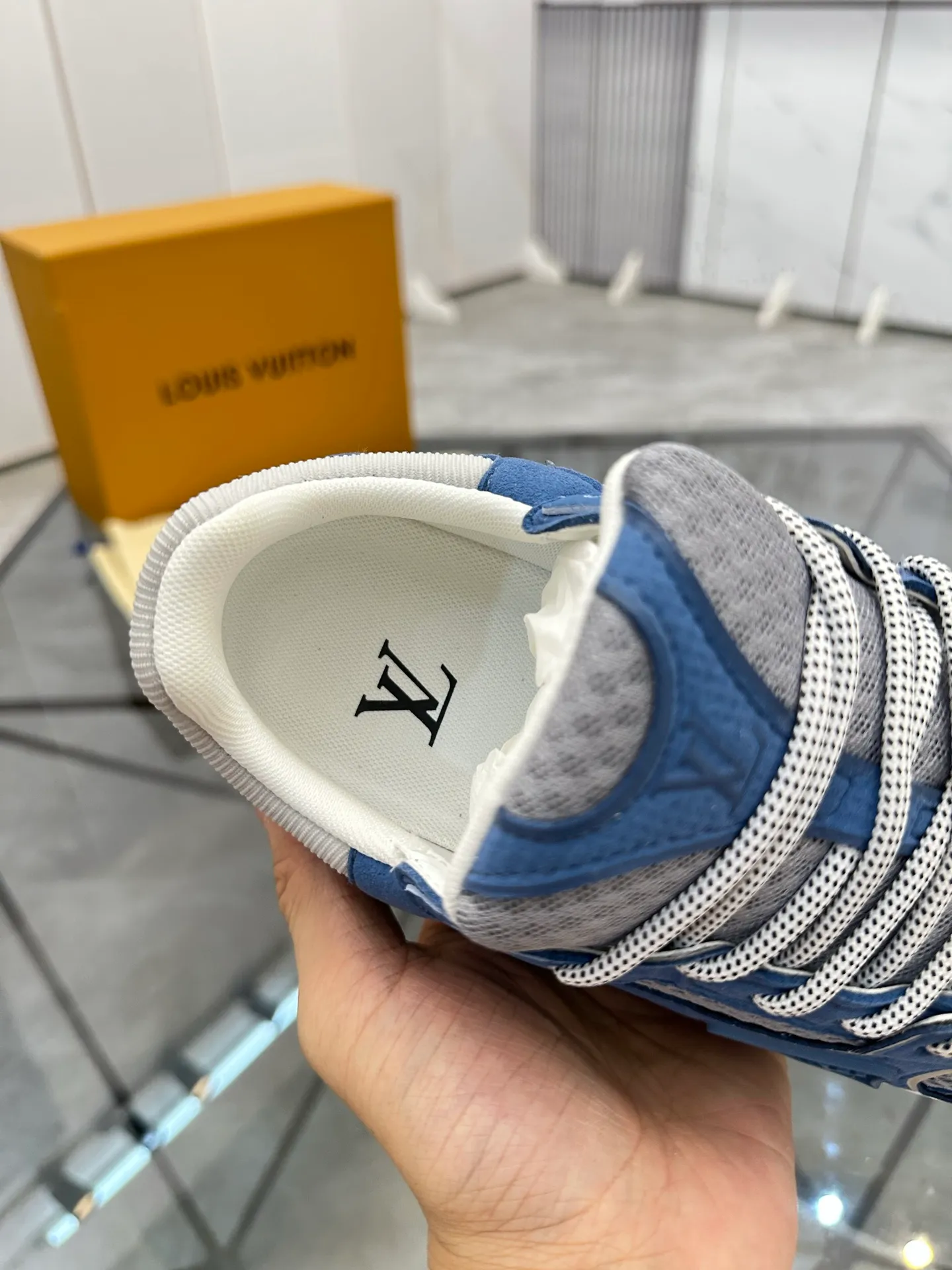 Men's shoes: 💰P660¥ Top quality Product trademark: LV* "Louis Vuitton*" low-top casual shoes Regular size: 35-44 (can be customized to 45.46) Couple style Product materials: Upper imported cowhide stitching original material, breathable lining, original outsole. Number: H218